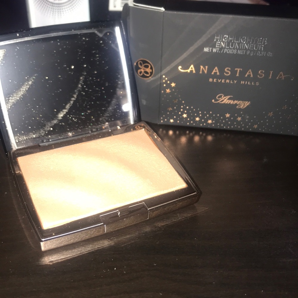 Anastasia x Amrezy highlighter